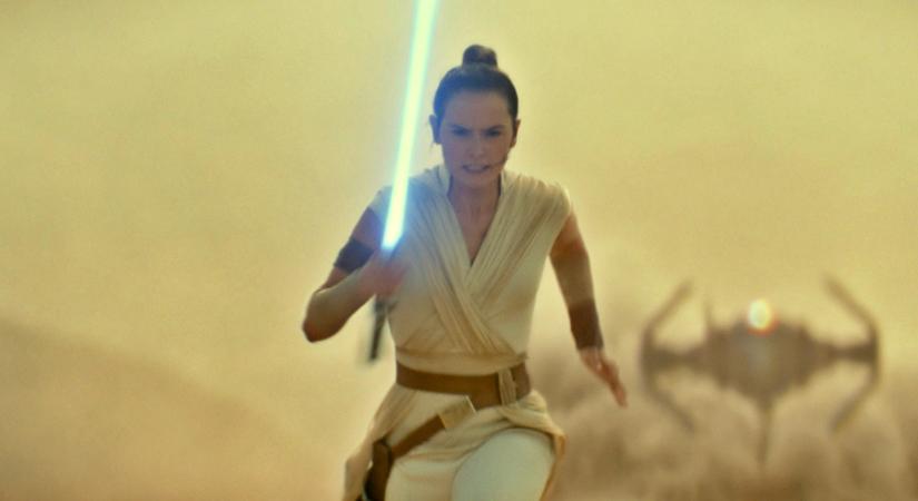 "Öröm együtt dolgozni" – A Reyt visszahozó Star Wars-film lelécelt írója megvédte Kathleen Kennedyt és elmondta, milyen élmény volt a Csillagok háborúja-univerzumot formálni