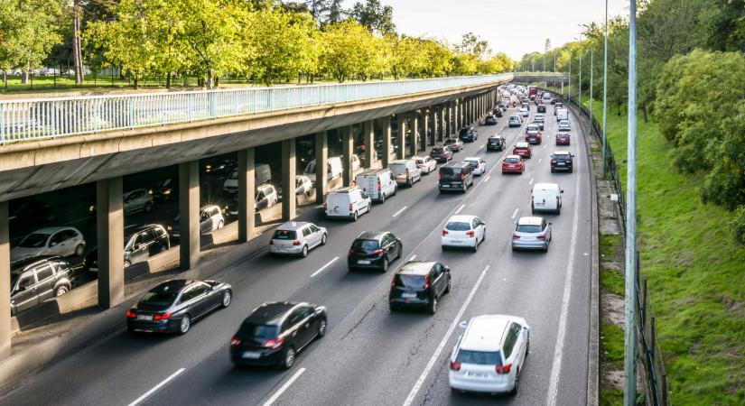 Büntetést kaphat az az autós, aki egyedül utazik