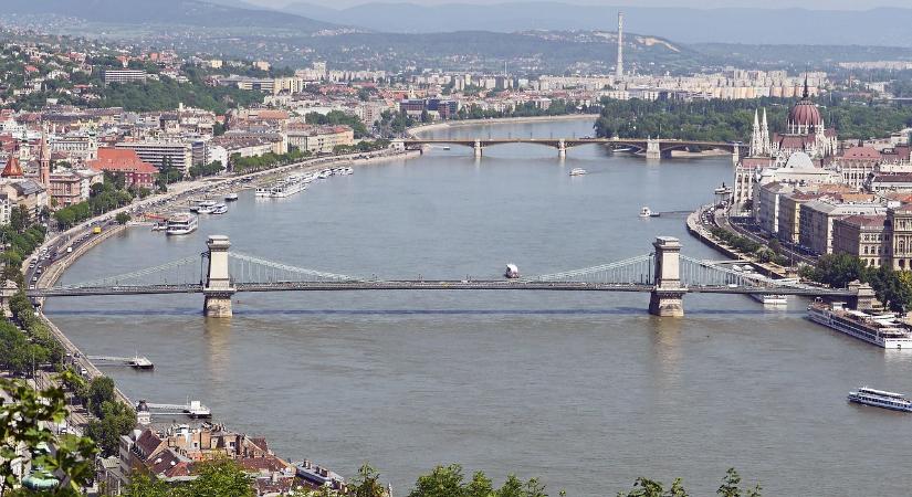 Valami szokatlan dolog történik a Dunával Budapestnél