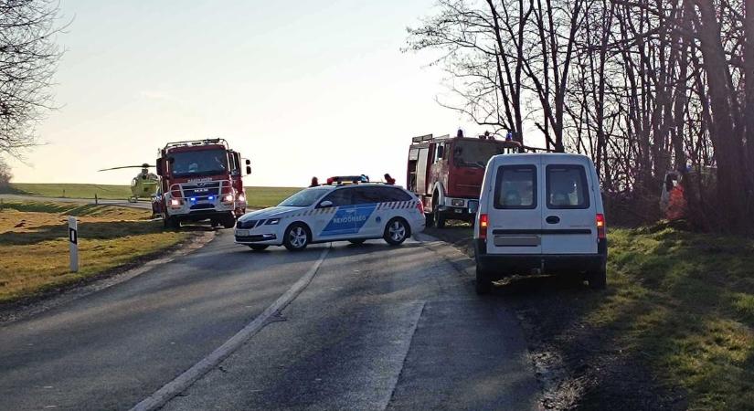 Nagy a baj a 65-ösön, mentőhelikopter is érkezett a balesethez