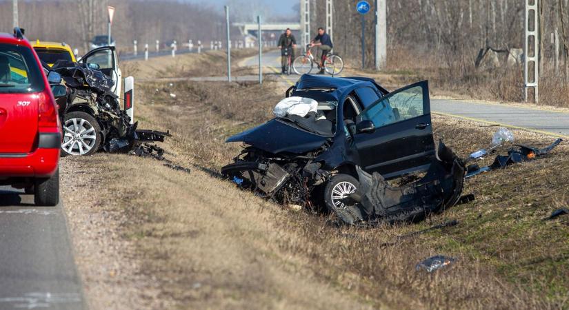 Halálos baleset és súlyos karambol helyszínére riasztották a tűzoltókat