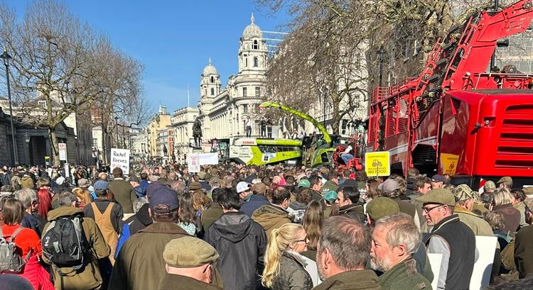 Traktorok és kombájnok: Lassan részei a londoni utcaképnek