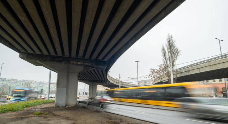 A Flórián téri felújításnál ütközött sávelzárónak egy autó. Dugó, dugó hátán Budapesten