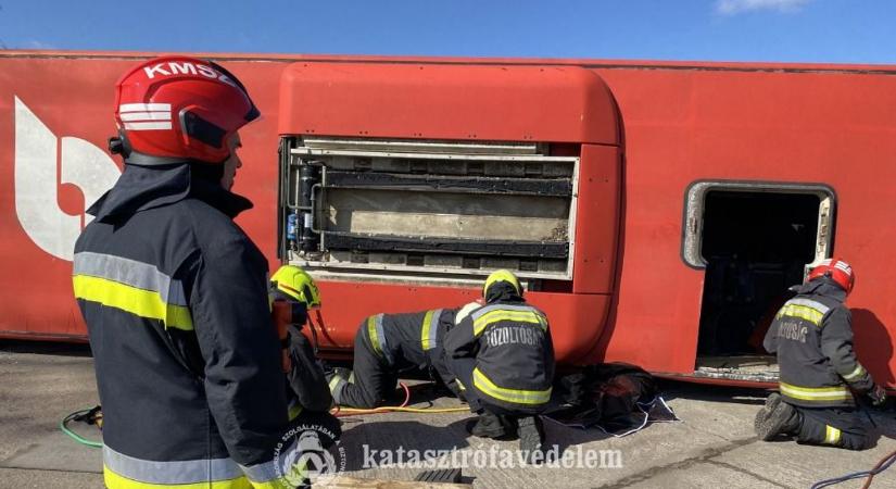 Két ember a busz alá szorult a debreceni buszbalesetben – fotókkal