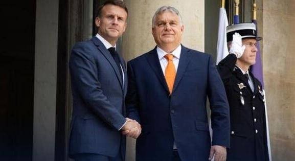 Mielőtt Orbán Viktorral vacsorázna, fontos beszédet mond a francia elnök