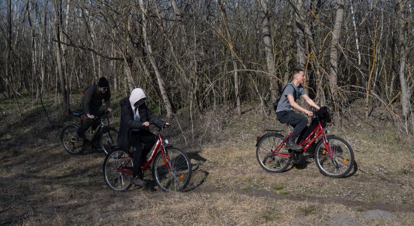 Biciklitúrára indultak a diákok, az erdő mélyén csodavirágra bukkantak –videóval