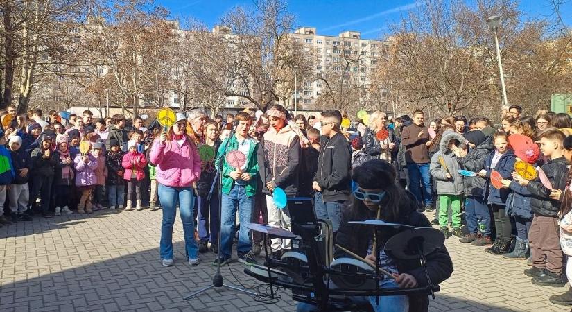 Hátrányos helyzetű társaikért fogtak össze a gyermekek, szívbemarkoló, amit összehoztak