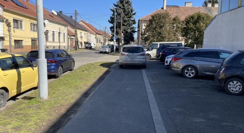 Újabb pofátlan parkolás Szombathelyen: ha nincs hely, akkor jó lesz a járda is - fotók