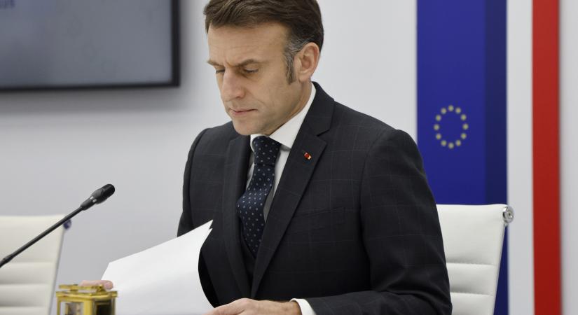 Szól a nemzetéhez, majd találkozik Orbánnal a francia elnök