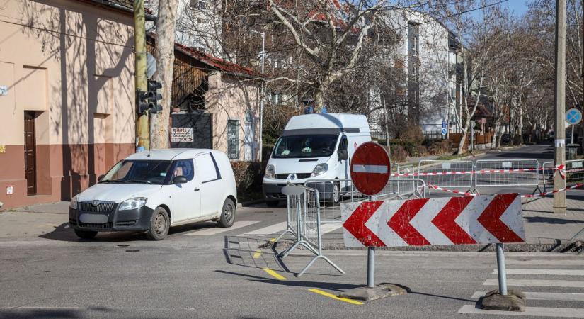 Folytatódik a vízhálózatcsere Szolnokon – mutatjuk, hol számíthatnak fennakadásra a közlekedők – videóval