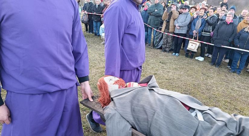 Videó: máglyahalát halt Farsang Ferkó - a Nagy pénzrablók is táncra perdültek fotók