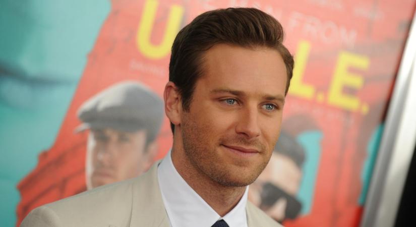 A nemi erőszakkal és kannibalizmussal vádolt Armie Hammer összejött egy férfival - "Tudod mit? Meg akarom próbálni"