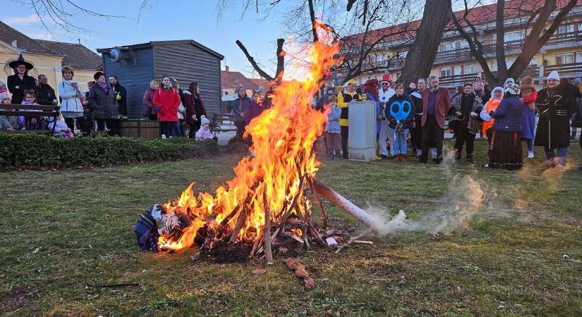 Napsütésben búcsúztatták a telet Csepregen - fotók