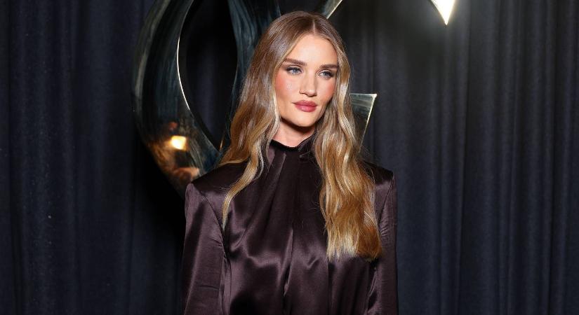 Rosie Huntington-Whiteley teljesen átlátszó felsőben sétált Párizsban