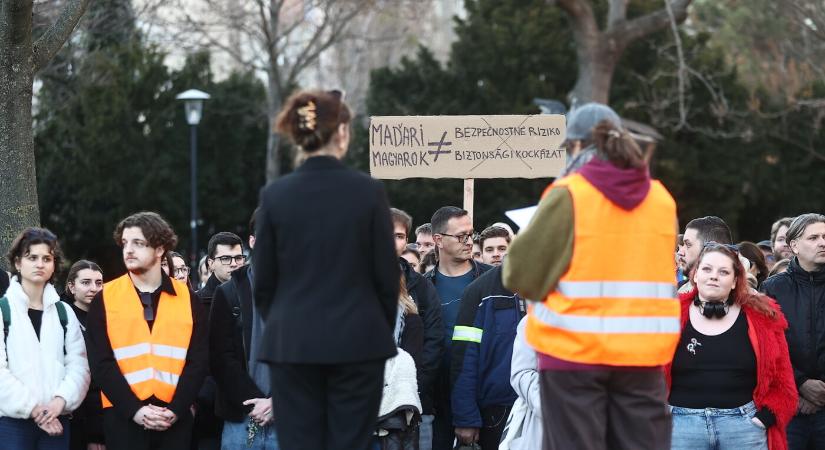 „Maďari za Dunaj“ - több mint százötvenen tiltakoztak Pozsonyban a magyar fiatalt ért késes támadás miatt (GALÉRIA)