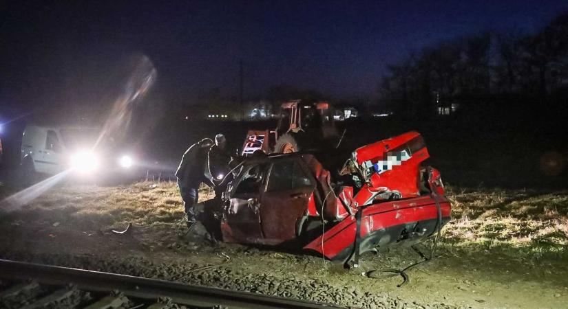 Kiszakadt az autó egy része az ütközés erejétől – helyszíni fotókon a szolnoki vonatbaleset