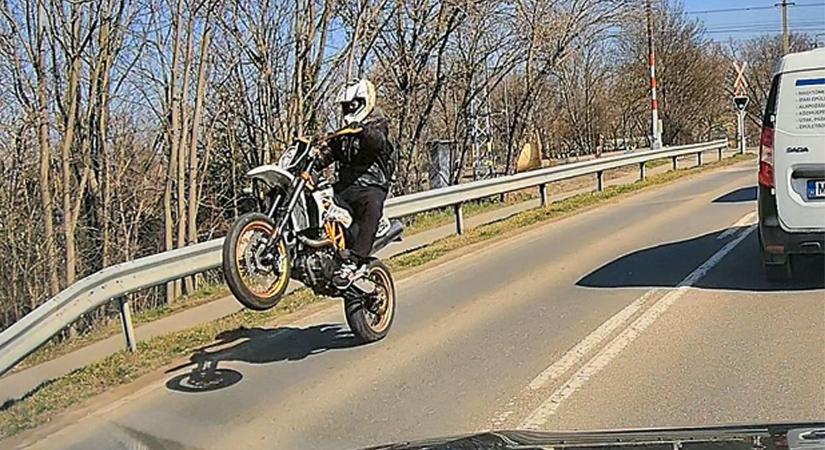 Száguldó motoros a leállósávban?! – a most készülő KRESZ-szabályt külföldön már be is tiltották – videóval