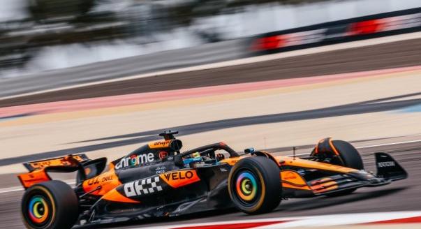 Előnyben a McLaren, lép az FIA: a nap F1-es hírei