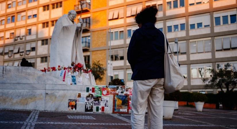 Vatikán: Ferenc pápa állapota továbbra is stabil