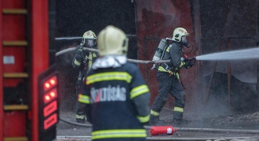 Leégett egy parasztház tetőszerkezete és több helysiége is kigyulladt Vanyarcon