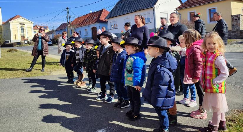 A felsőcsatáriak őrzik és ápolják a rozmaringolás hagyományát