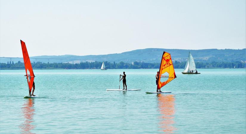 Kitört a botrány a Balatonnál a kutyás strand ötlete miatt, nagyon nehéz helyzetbe került a siófoki polgármester