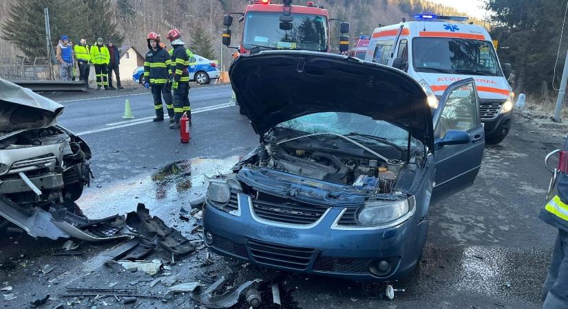 Összeütközött két autó: egy személy elhunyt, ketten kórházba kerültek