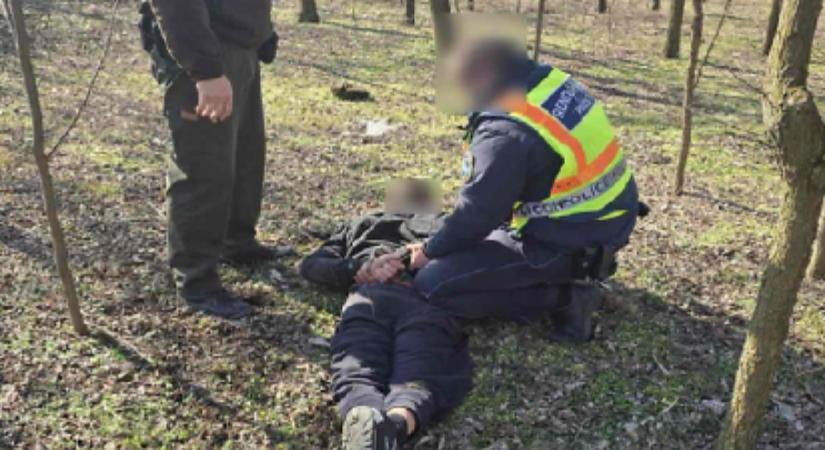 Böszörményi szőlőskertben bujkált két körözött férfi, elkapták őket a rendőrök