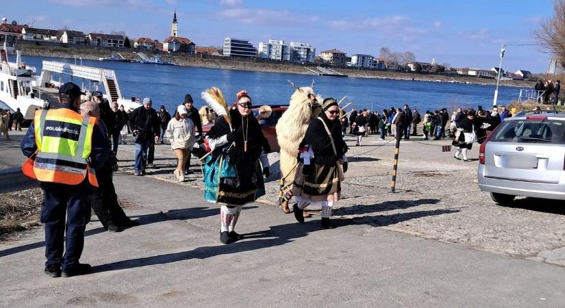 Vízen és szárazföldön is segítették a busók télűzését a polgárőrök