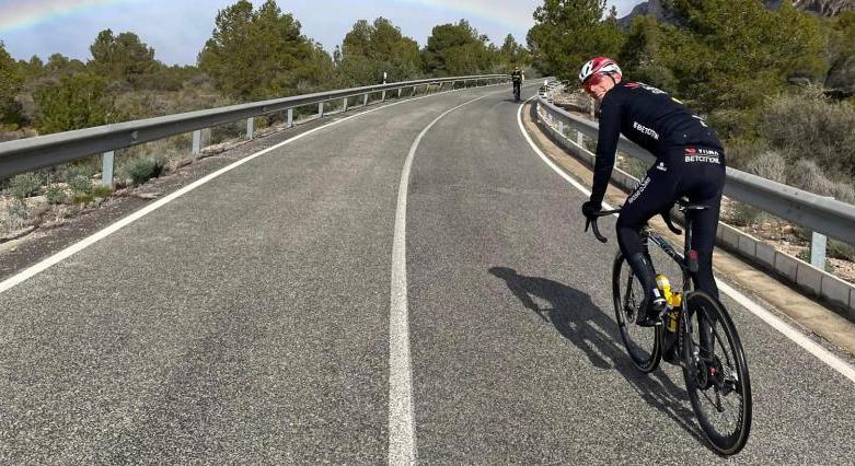 Valter Attila a férfi, míg Vas Blanka és Zsankó Petra a női Strade Bianchén lehet ott