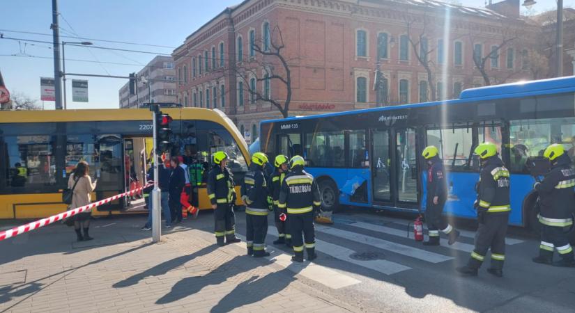 Busszal ütközött és kisiklott egy Villamos Óbudán