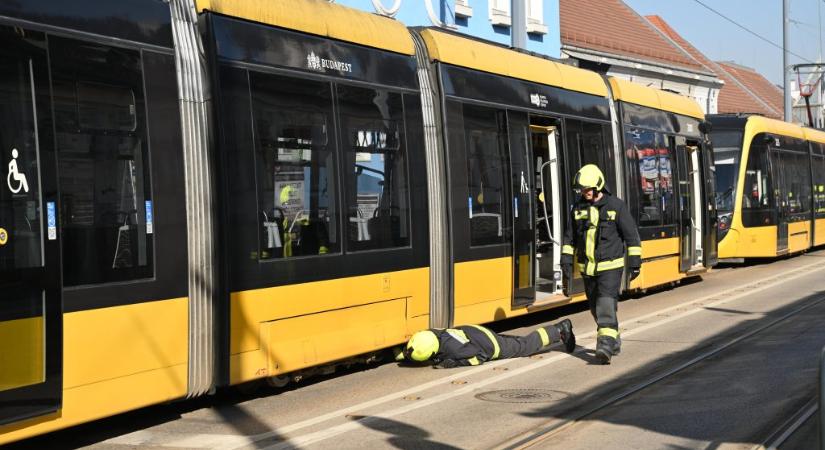 Villamos és busz ütközött a Bécsi úton, a villamos kisiklott