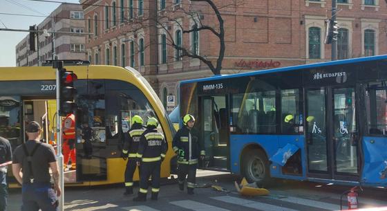 BKK-busszal ütközött, kisiklott a 17-es villamos a Kolosy téren – fotók