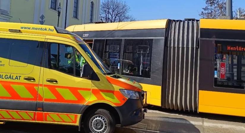 Kisiklott a 17-es villamos miután busznak ütközött: zajlik a mentés