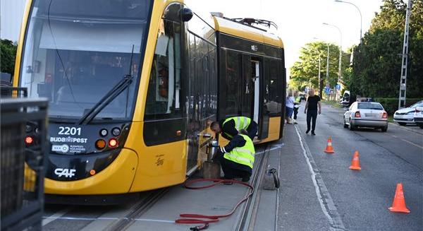 Busszal ütközött, majd kisiklott egy villamost a Kolosy téren