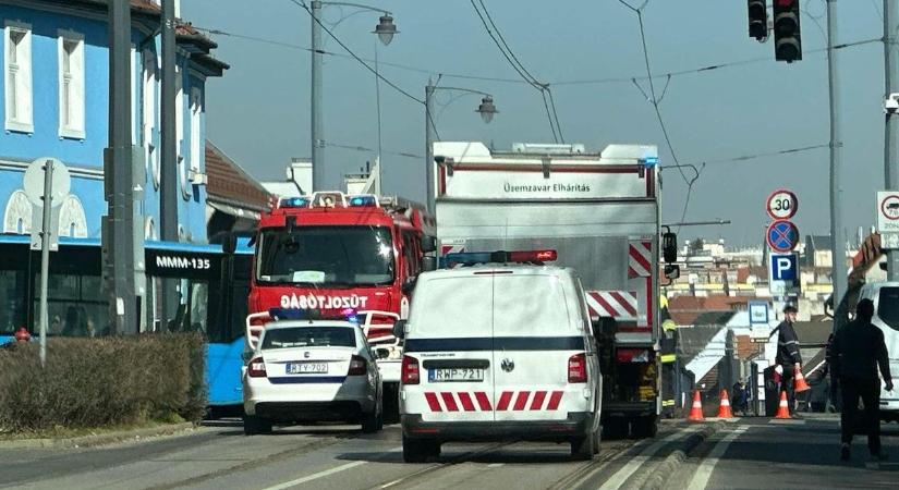 Teljes a készültség Budapesten, ellepték az utat a hatóságok - Fotó