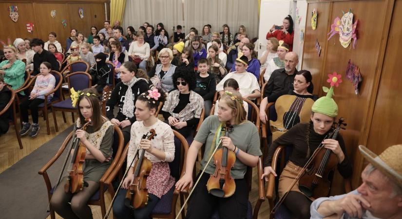 Aida, a rabnő is megjelent a zeneiskola farsangján (videó és galéria)