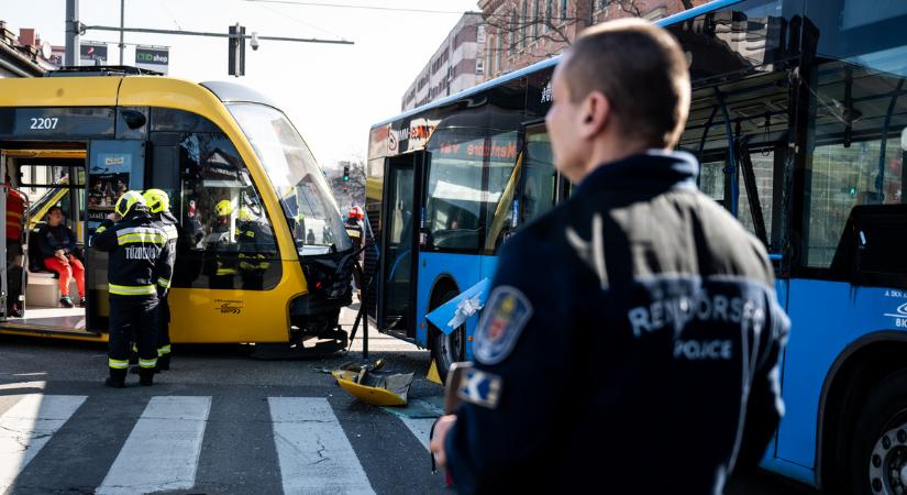 Videón az elkerülhetetlen karambol, ahogy a villamos a busz oldalába hajtott