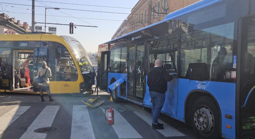 Busz és villamos ütközött a Kolosy téren