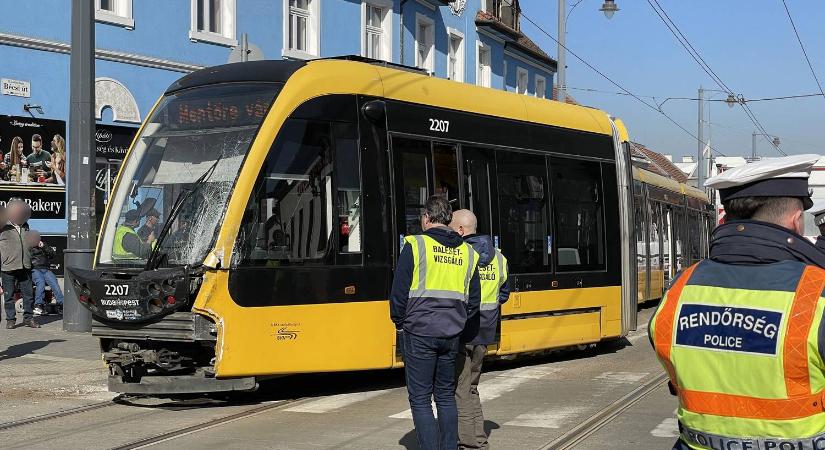 A helyszínen jártunk: karambolozott egy busz és egy villamos a Kolosy téren, Budapesten