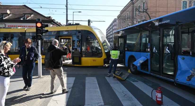 Videón a Kolosy téri baleset, amelyben villamos és busz ütközött