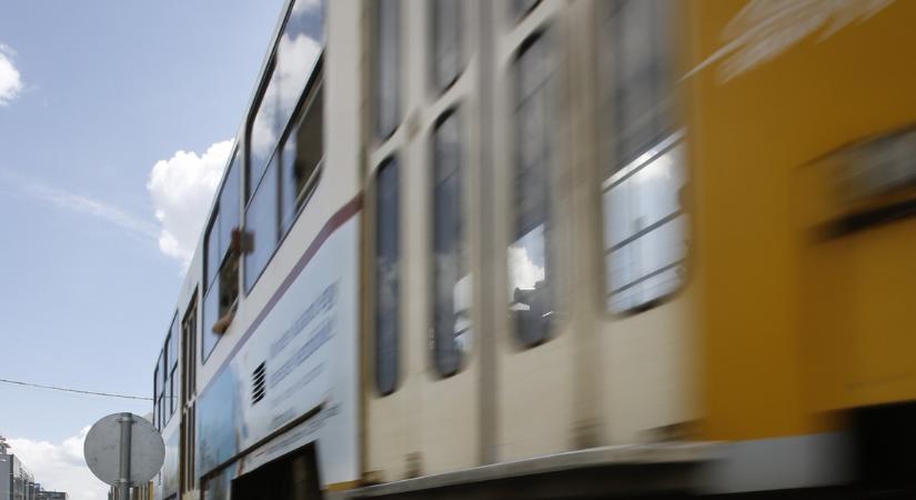 Videóra vették! Így csapódott egymásba a busz és a villamos Óbudán – öt ember megsérült