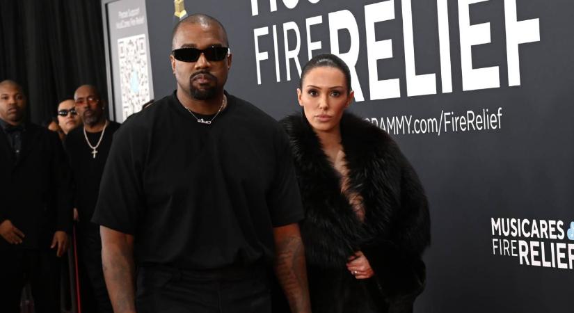 Kanye West ezért vetkőzteti meztelenre a nyilvánosság előtt a barátnőit