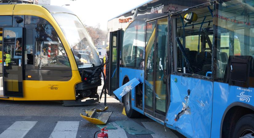 Videón, ahogy egymásba szalad a busz és a villamos a Kolosy téren