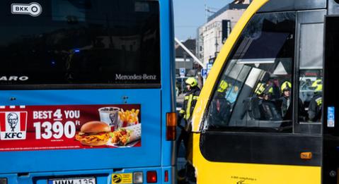 Fotók, videó: busszal ütközött, majd kisiklott a 17-es villamos, többen megsérültek