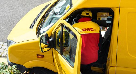 Nagyot húz a nadrágszíjon a DHL, nyolcezer ember bánhatja