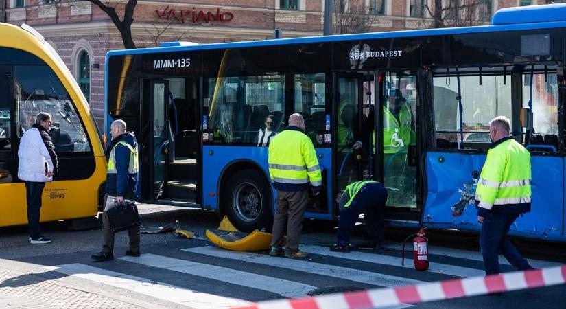 Videón a baleset: öt ember megsérült, amikor összeütközött egy busz a villamossal Budapesten