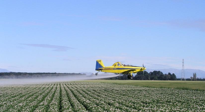 Megjelent a lista, ezek a szervezetek végezhetnek repülőgépes és helikopteres kijuttatást