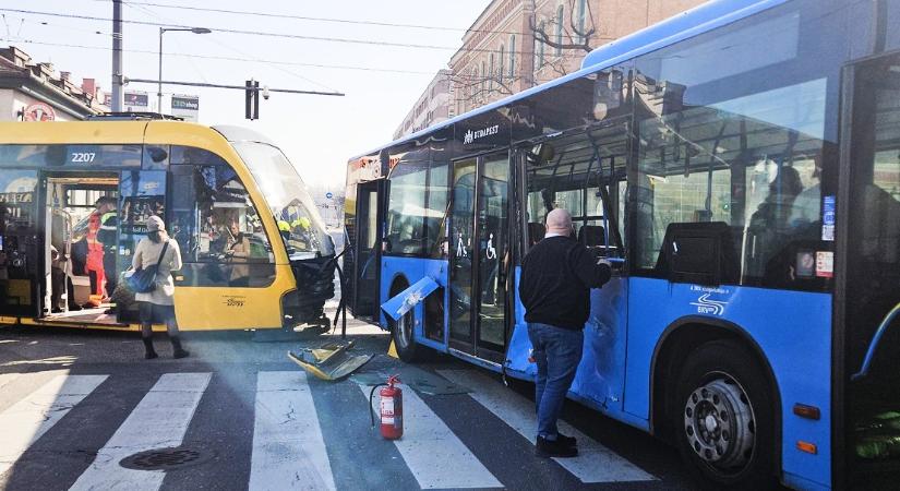 Piroson áthajtó BKV-busz siklatta ki a 17-es villamost a Kolosy téren