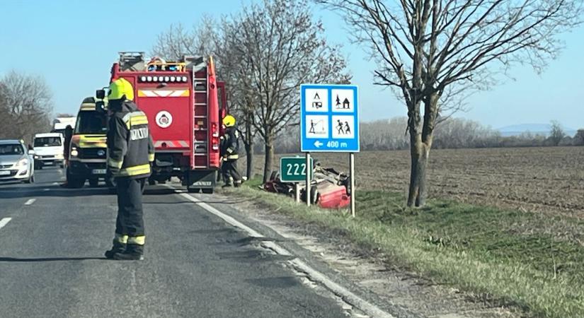 Nagy lehet a baj: tűzoltók mentenek a 6-os úton